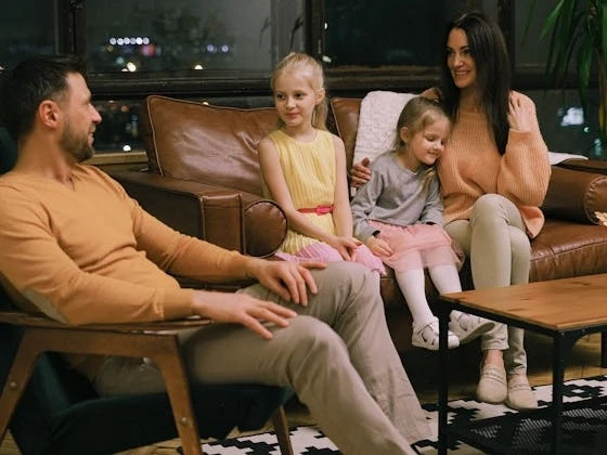 فن الحوار العائلي: كيف تبني جسور التفاهم مع من تحب؟