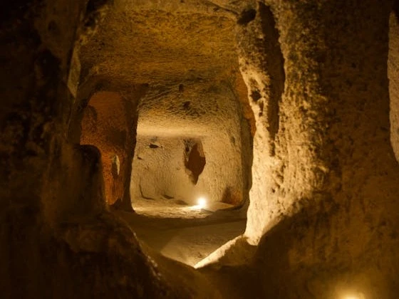 ديرينكويو: أسرار المدينة الغامضة تحت رمال تركيا!