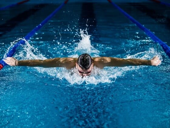 فوائد السباحة: الرياضة الشاملة لصحة القلب والمفاصل