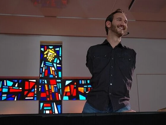 نيك فيوتشيتش: الرجل الذي هزم المستحيل بلا أطراف!