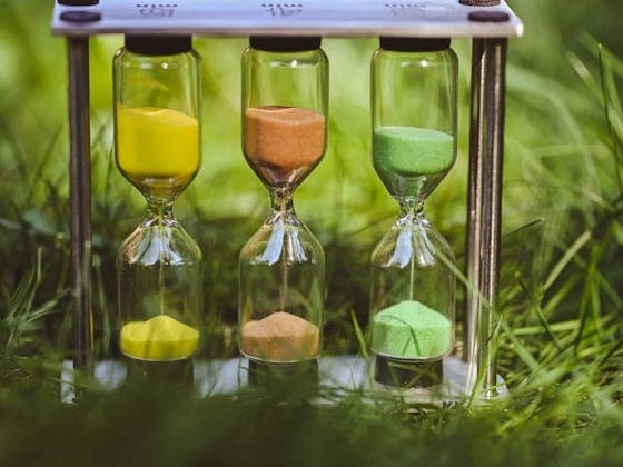 الوقت كالسيف: كيف تدير حياتك بذكاء وتتجنب ضياع العمر؟