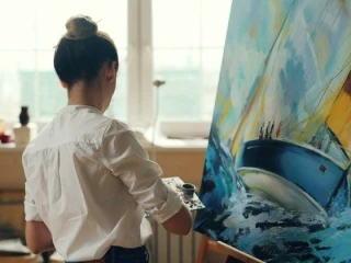 بائعة الورد الصامتة: حكاية فن وإصرار