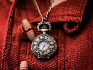 ساعة الجد القديمة: قصة ملهمة عن القيمة الحقيقية للإنسان