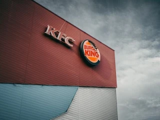 كولونيل ساندرز: إمبراطورية بُنيت بعد الـ 65